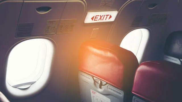 Ilustração editorial de um avião Airbus sobre nuvens digitais com bandeiras da União Europeia