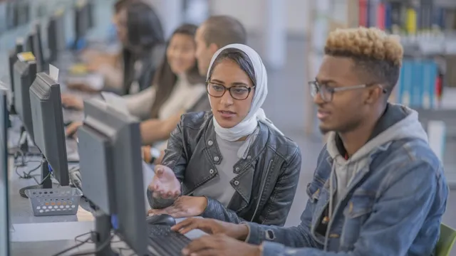 Jovens olhando para telas com expressões de dúvida e preocupação, em ambiente escolar ou de trabalho