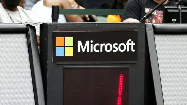 Ilustração editorial de um código-fonte aberto com cadeado quebrado, representando o ataque hacker em projetos open source da Microsoft