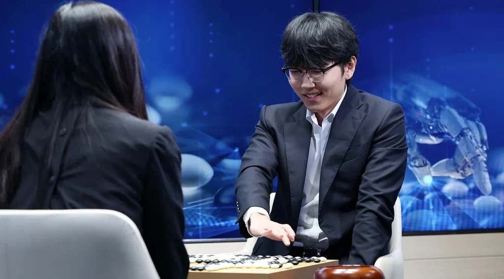 Grande mestre Shin Jin-seo diante do tabuleiro após vencer a IA KataGo em Seul